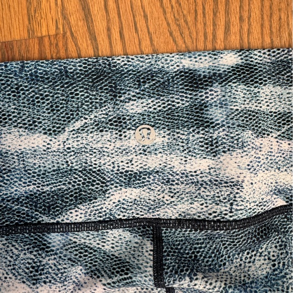 Lululemon crop leggings!  Size 4, Used, good condition. - Picture 3 of 4